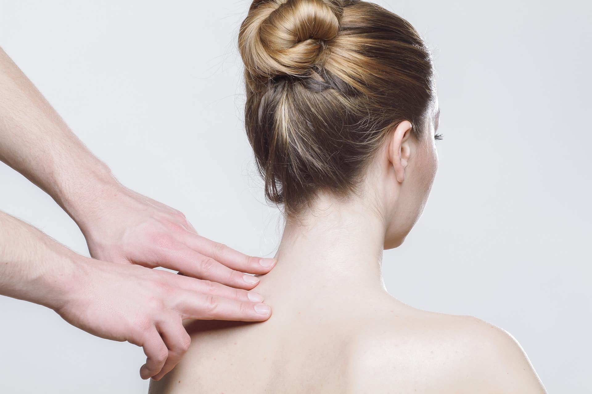 Massage du dos d'une femme par acupressure