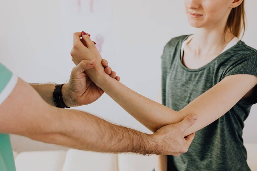 Comment l&rsquo;ostéopathie et l&rsquo;acide hyaluronique peuvent-ils se compléter pour traiter les douleurs articulaires ?